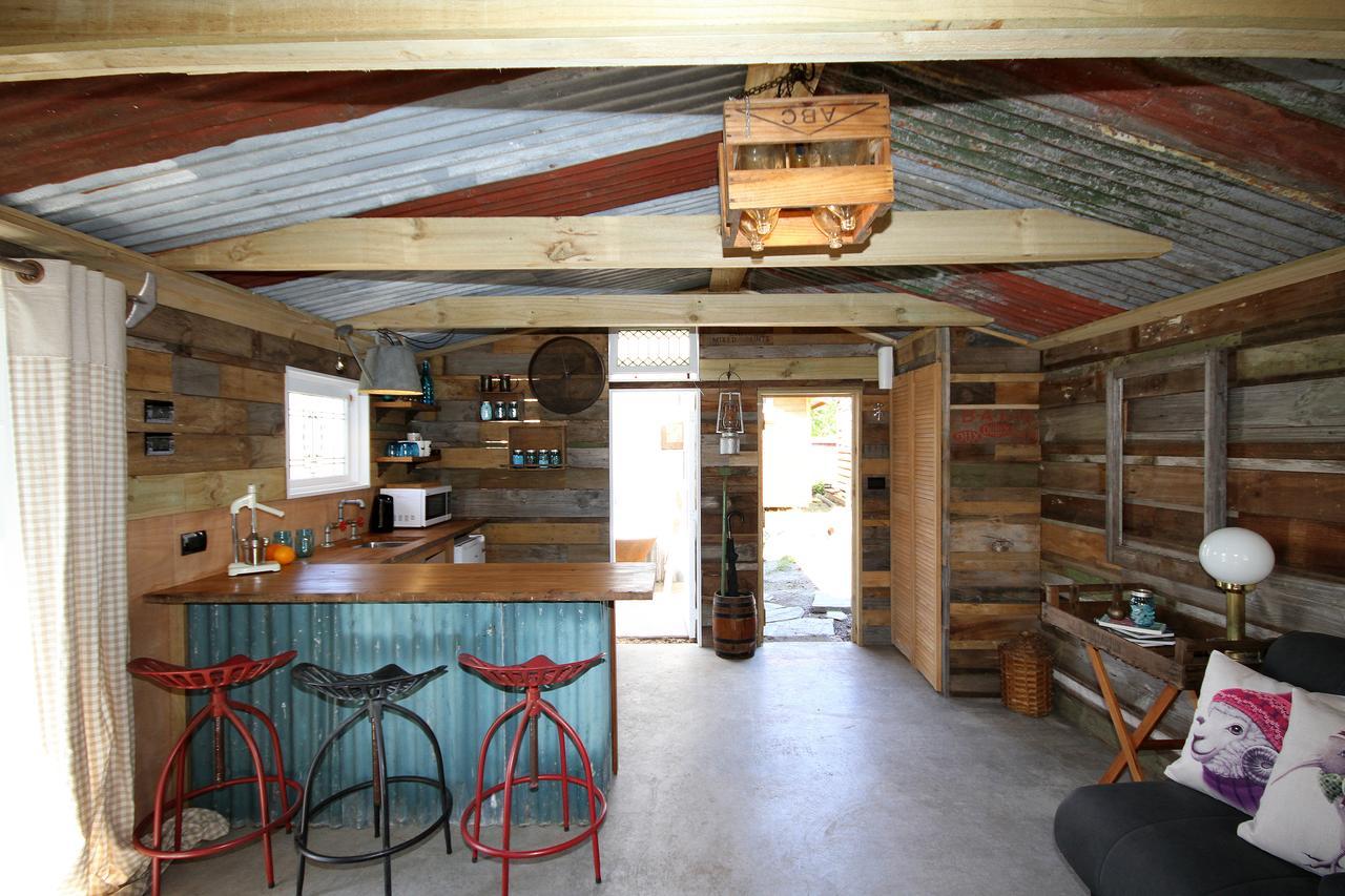 Вилла The Log Cabin & Packing Shed Уэйай Экстерьер фото